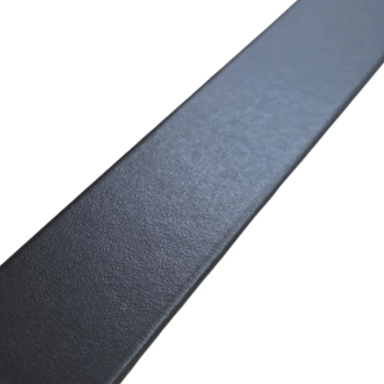 Listwa-plaska 30-x-3-x-2600-mm-czarna-szczegol.webp