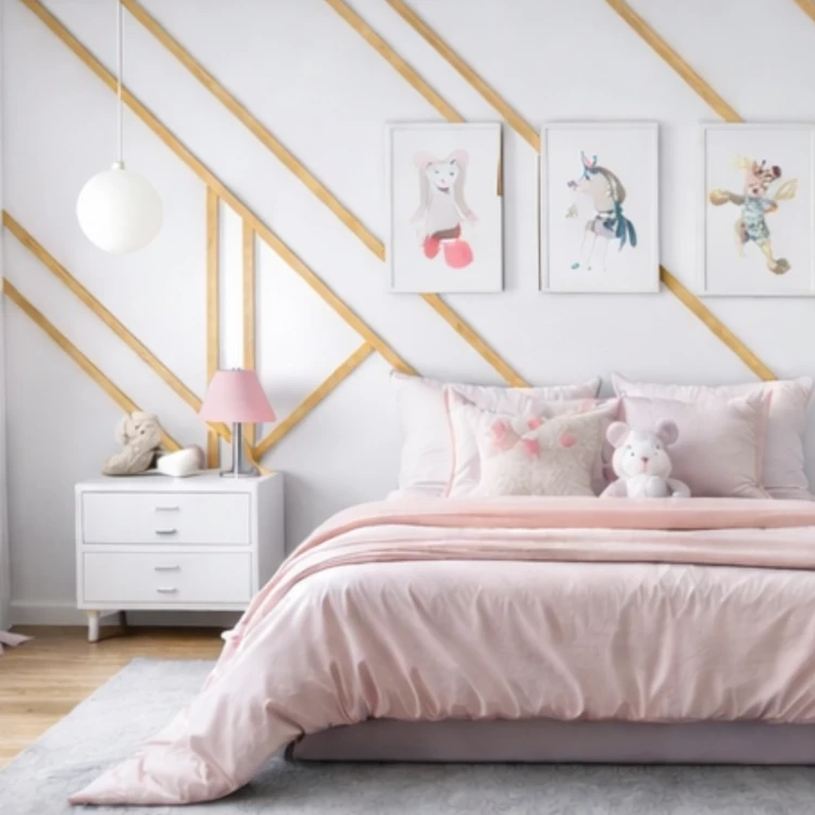 Listwy-pojedyncze-lamele-scienne-dab-pokoj-dzieciecy-dziewczynka.webp